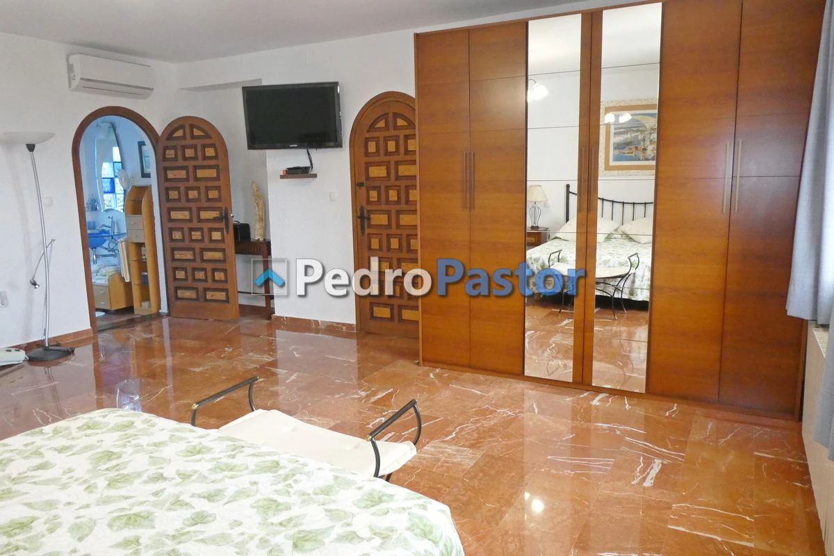 Chalet independiente de 5 dormitorios en la zona de Montgó