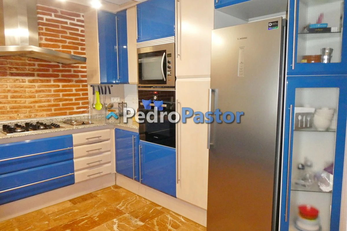 Chalet independiente de 5 dormitorios en la zona de Montgó