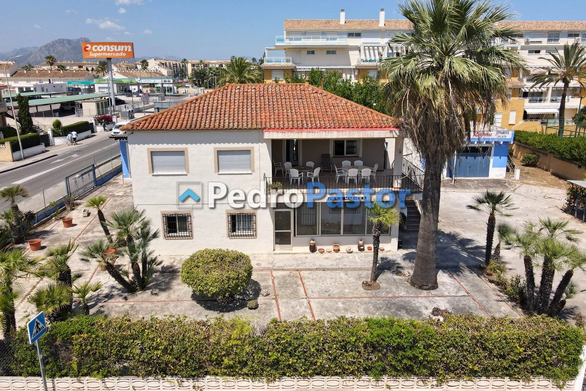 Chalet independiente de 8 dormitorios en el km 5 de Las Marinas, Dénia