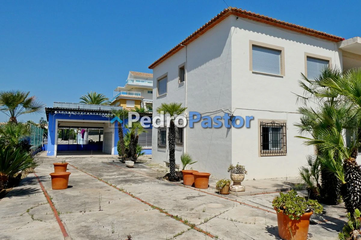 Chalet independiente de 8 dormitorios en el km 5 de Las Marinas, Dénia