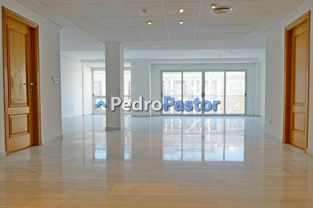 LOC001 - Commercial premises for sale in the urban center of Denia.