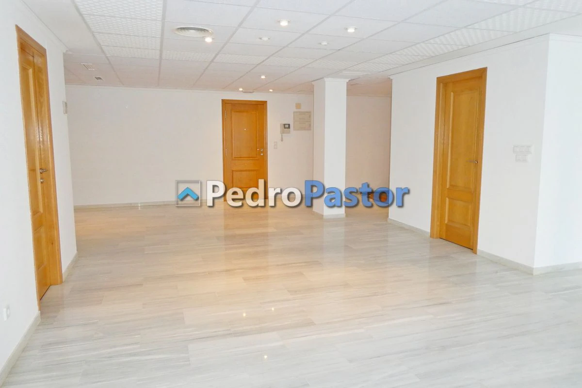 LOC001 - Commercial premises for sale in the urban center of Denia.