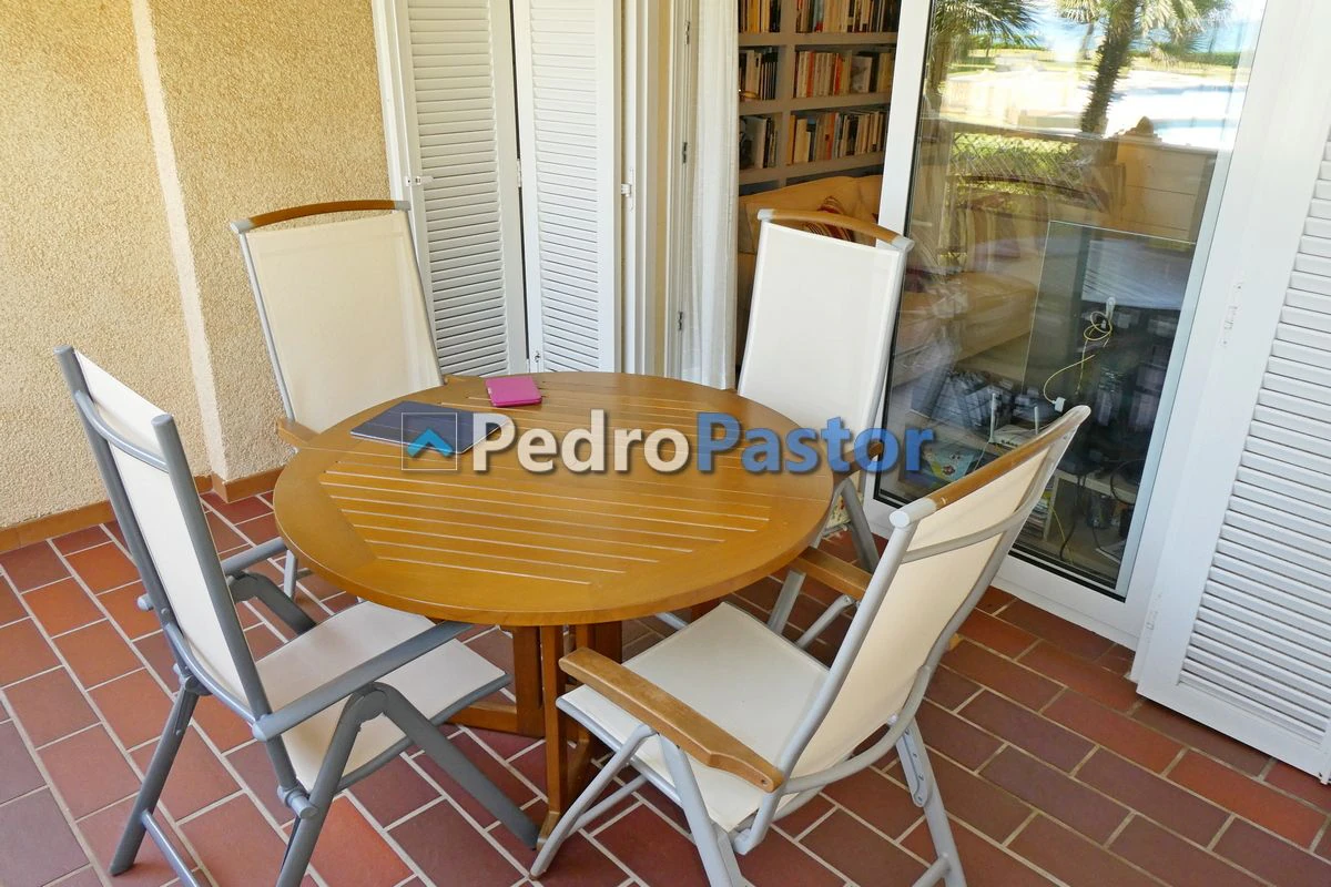 Apartamento de 2 dormitorios en 1ª línea de playa
