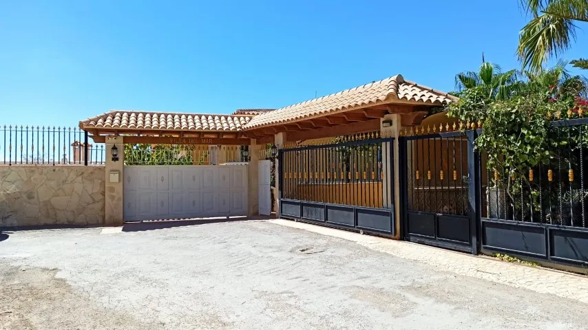 Frontline villa in Benidorm for sale - Villa Del Mar.