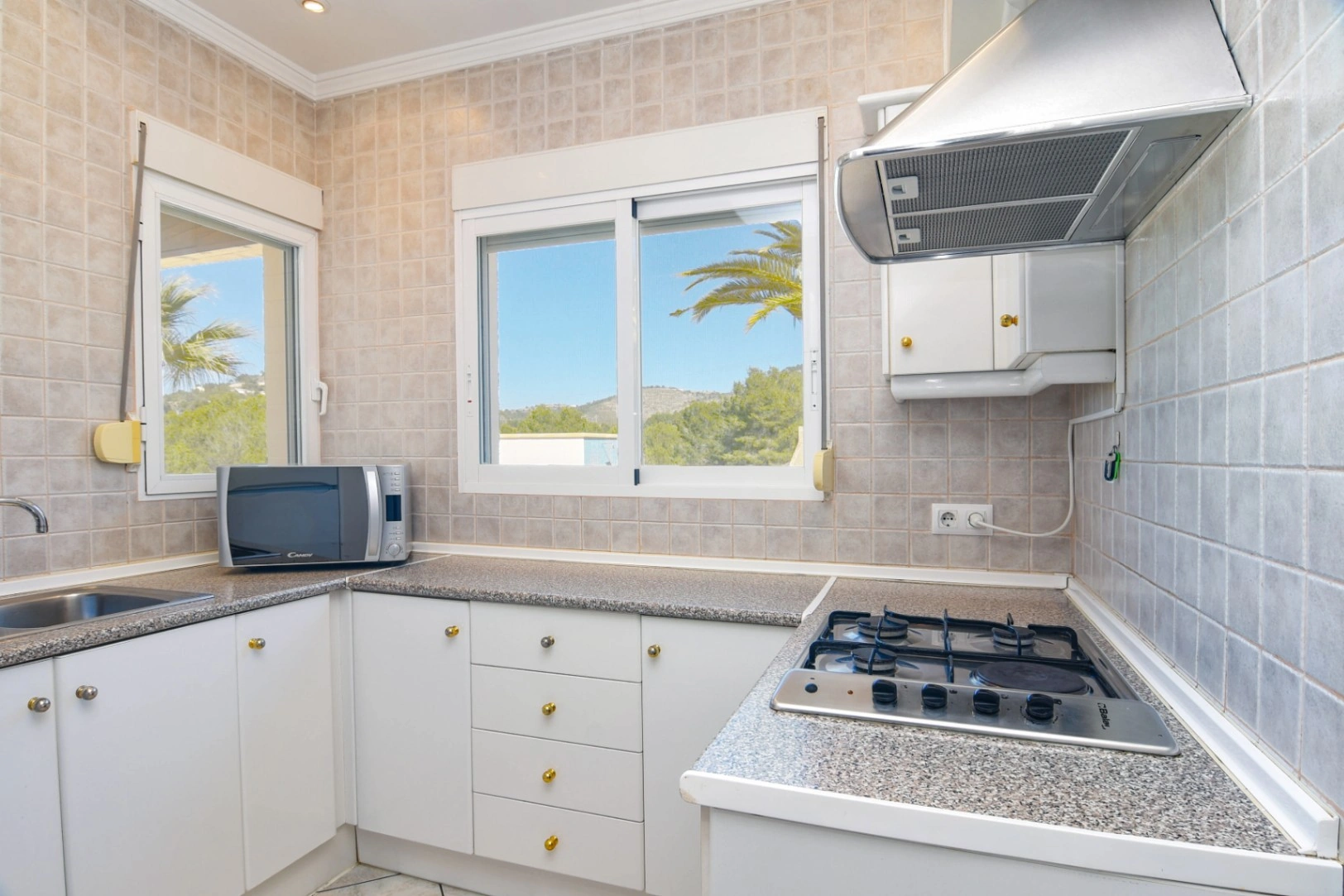 Cometa III Calpe - Villa with large plot and tennis court for sale.