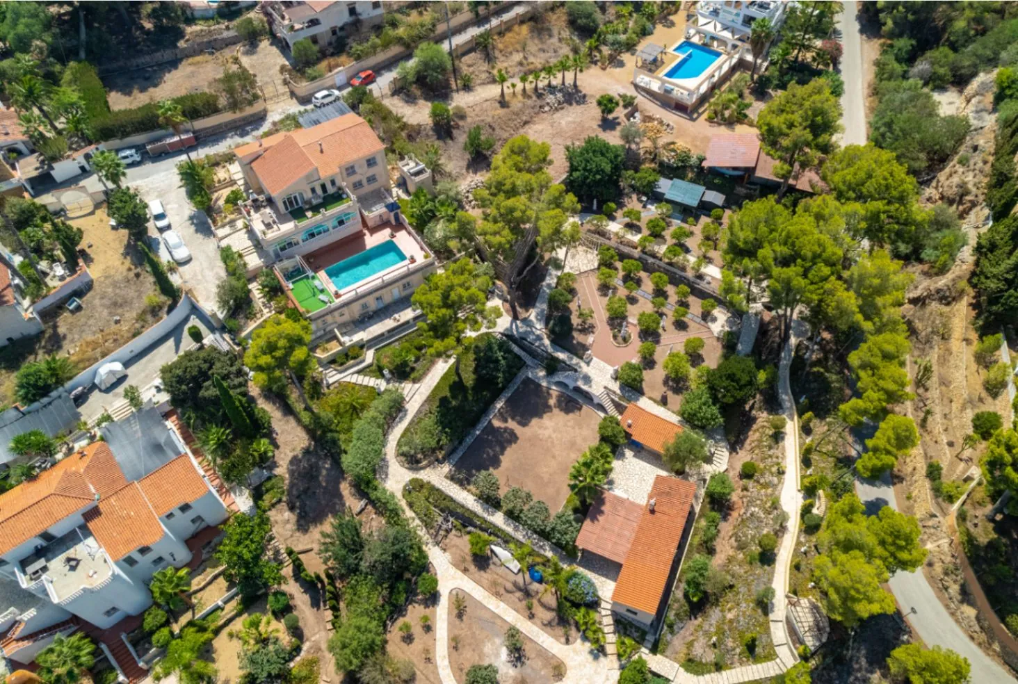 Luxury villa on a 5943 m2 plot with panoramic views.