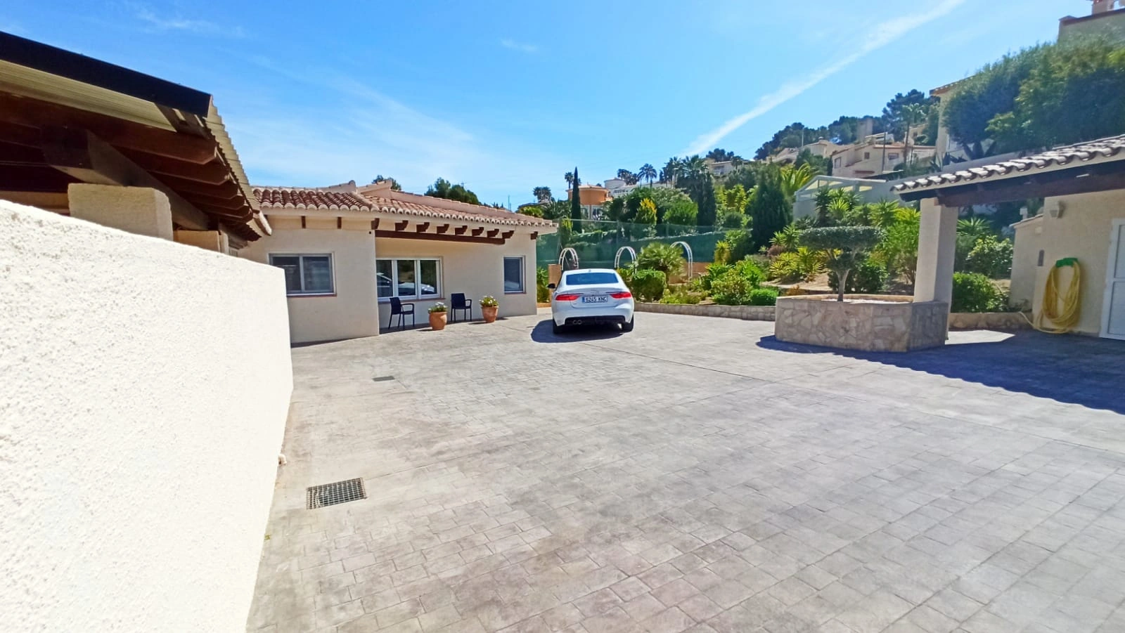 Cometa III Calpe - Villa with large plot and tennis court for sale.