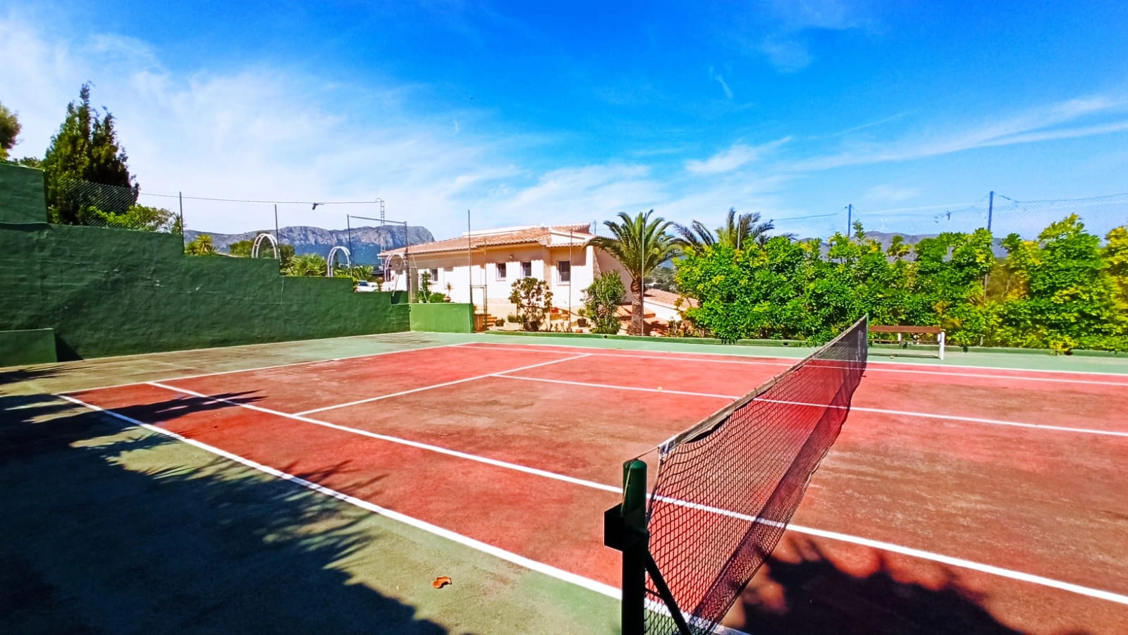 Cometa III Calpe - Villa with large plot and tennis court for sale.