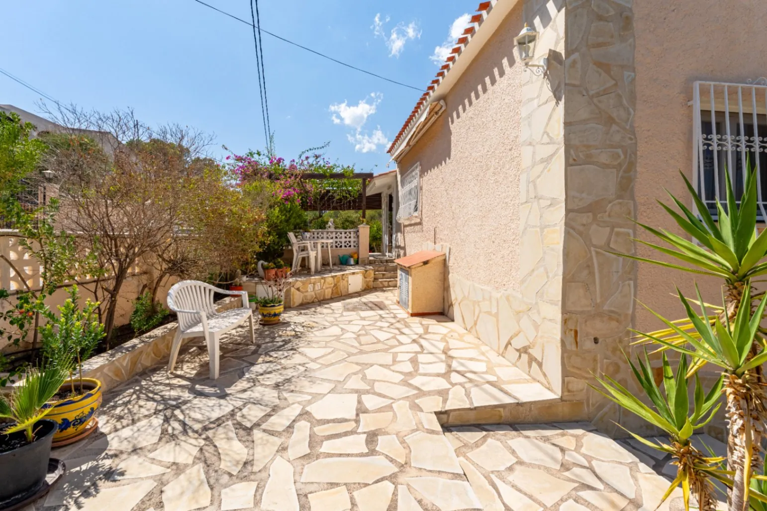Luxury villa on a 5943 m2 plot with panoramic views.