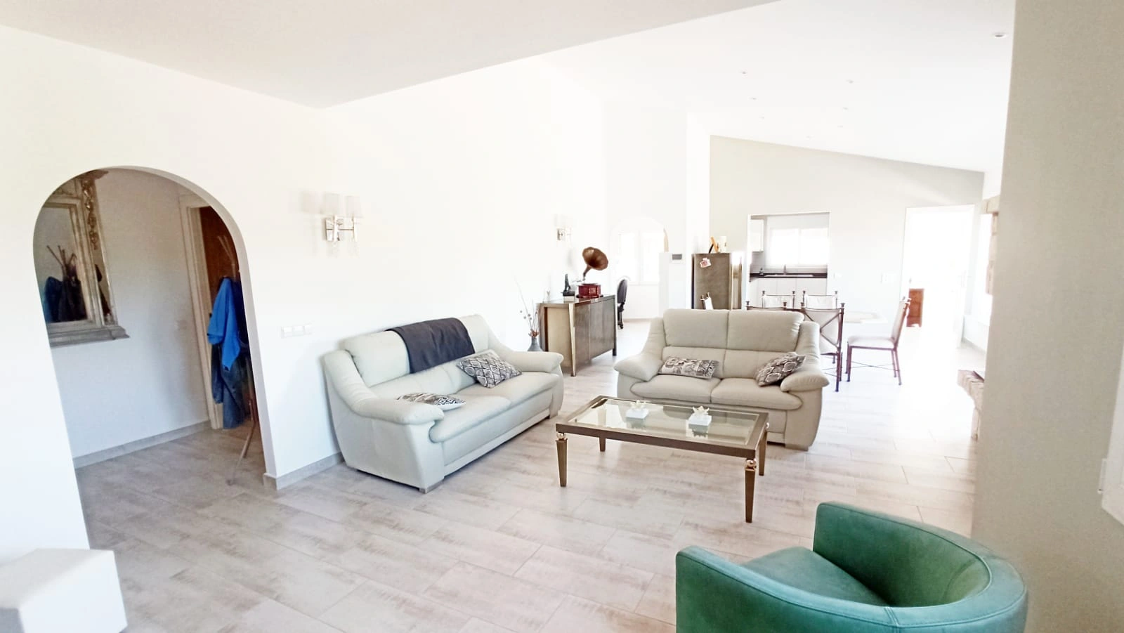 Cometa III Calpe - Villa with large plot and tennis court for sale.