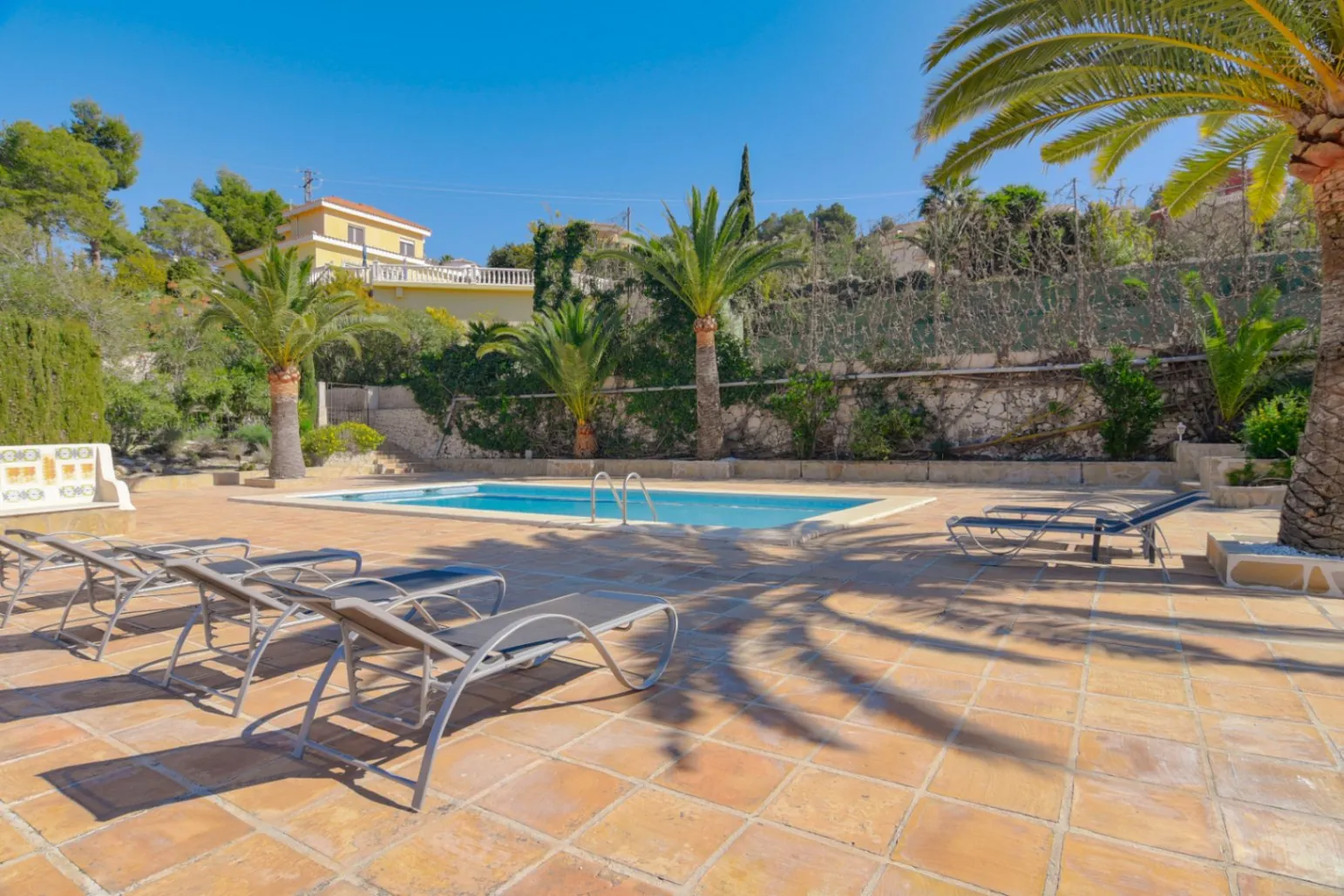 Cometa III Calpe - Villa with large plot and tennis court for sale.