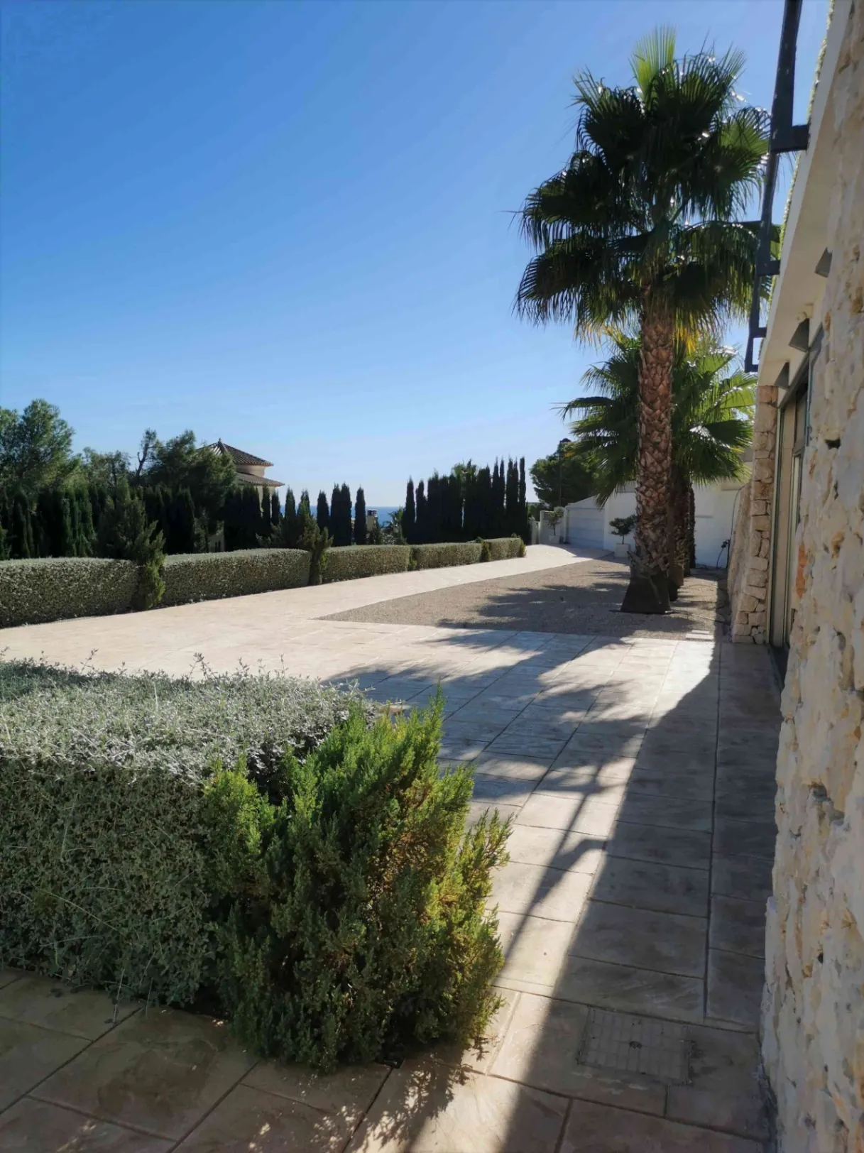 Modern villa in Altea la Vella with sea and mountain views.