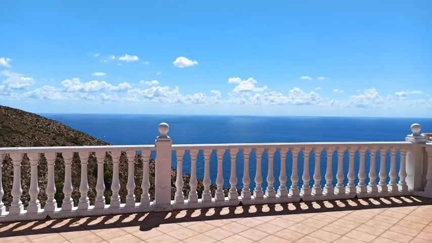 Frontline villa in Benidorm for sale - Villa Del Mar.