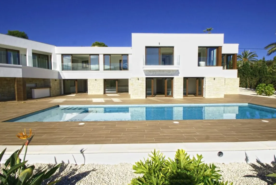 Modern finca with large plot in Altea, sea views!