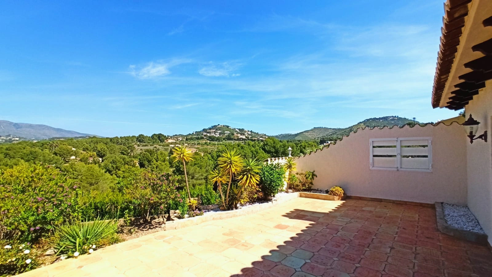 Cometa III Calpe - Villa with large plot and tennis court for sale.