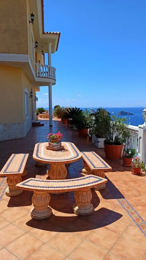 Frontline villa in Benidorm for sale - Villa Del Mar.
