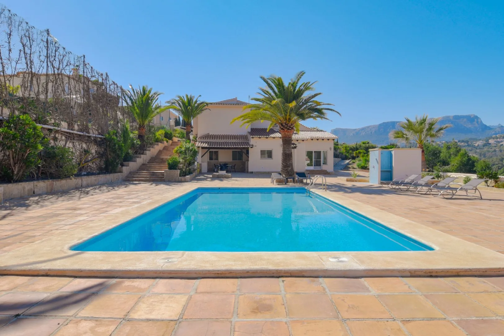 Cometa III Calpe - Villa with large plot and tennis court for sale.