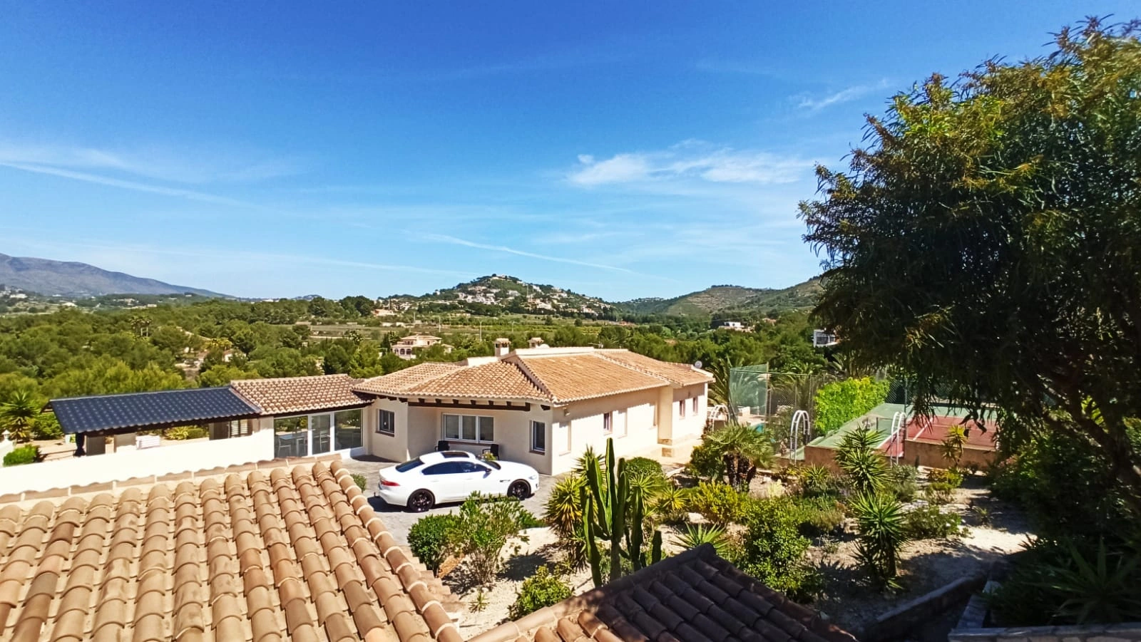 Cometa III Calpe - Villa with large plot and tennis court for sale.