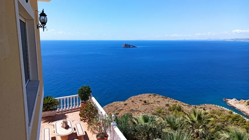Frontline villa in Benidorm for sale - Villa Del Mar.