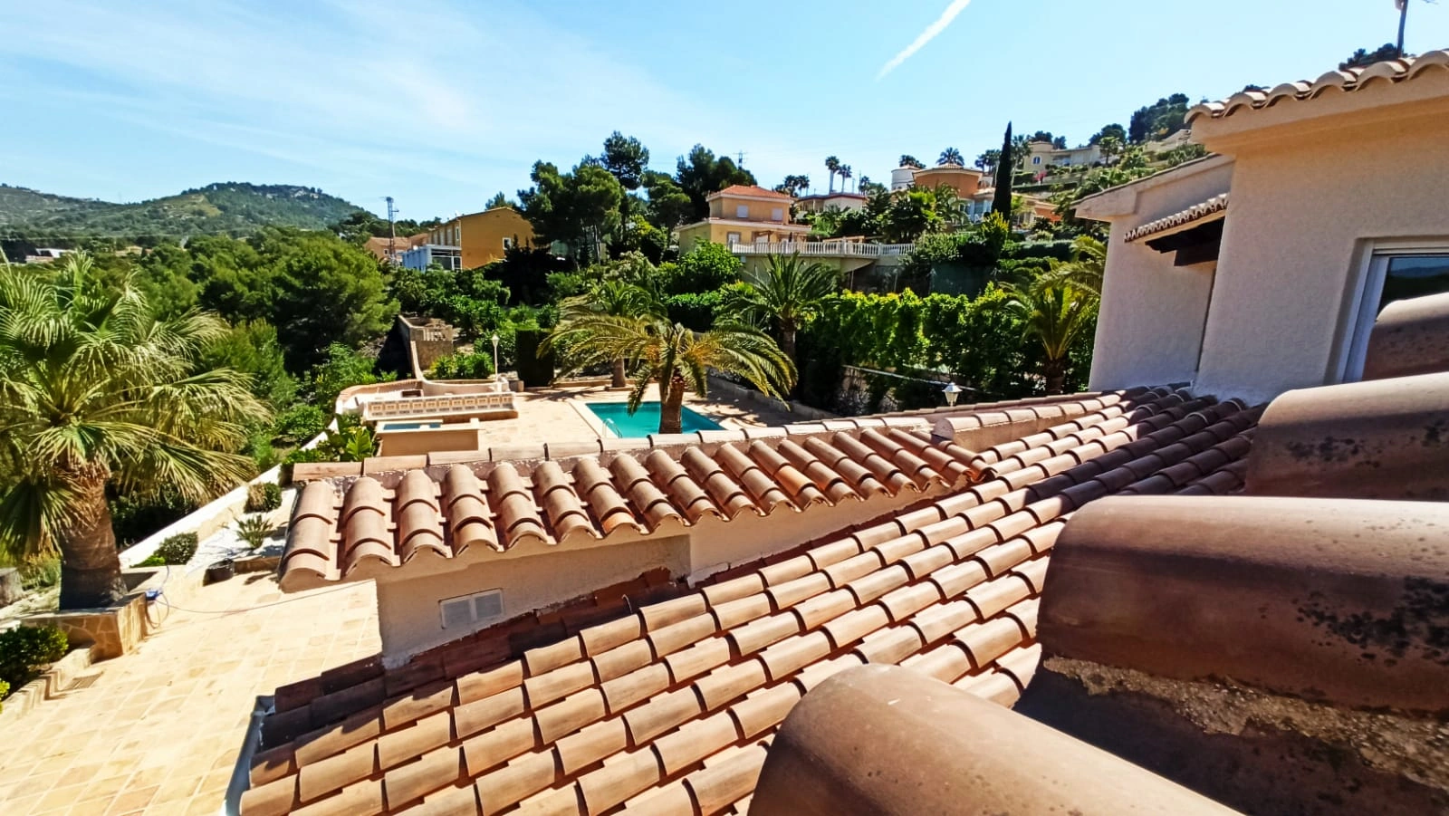 Cometa III Calpe - Villa with large plot and tennis court for sale.