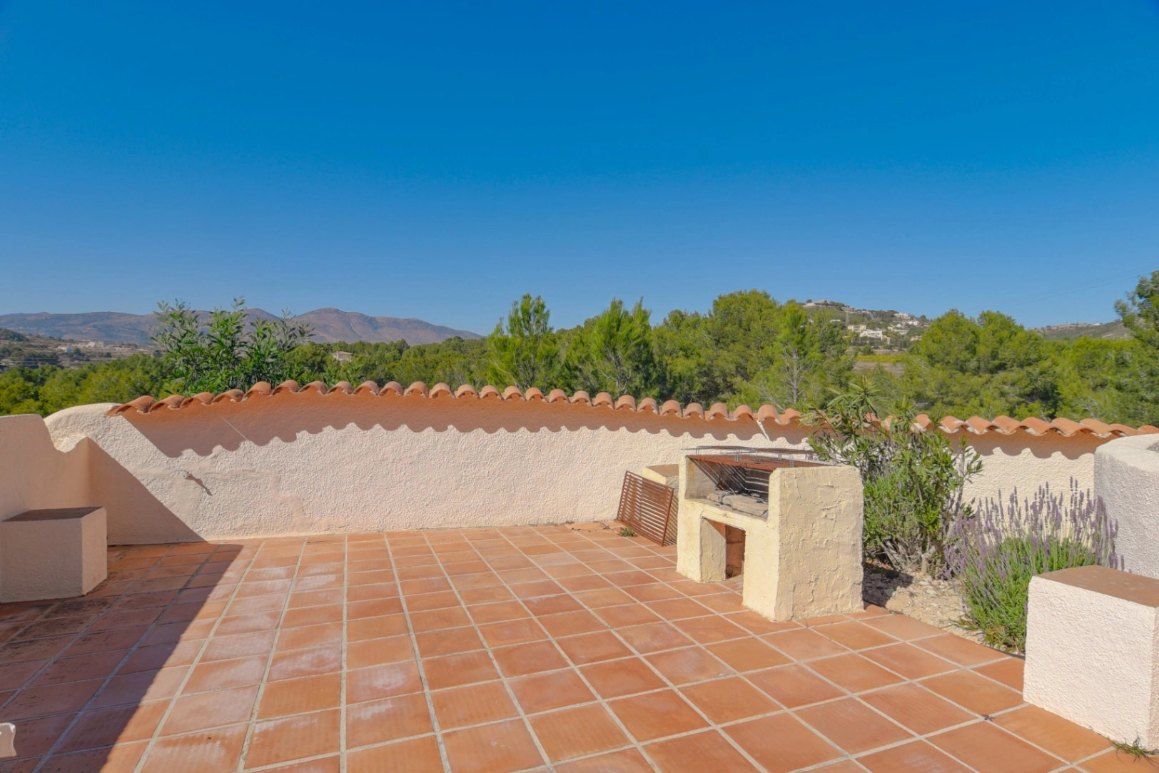 Cometa III Calpe - Villa with large plot and tennis court for sale.