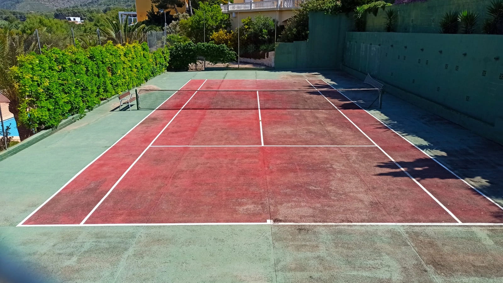 Cometa III Calpe - Villa with large plot and tennis court for sale.