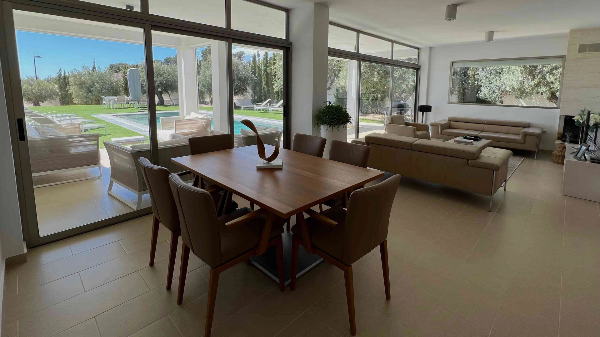 Modern villa in Altea la Vella with sea and mountain views.
