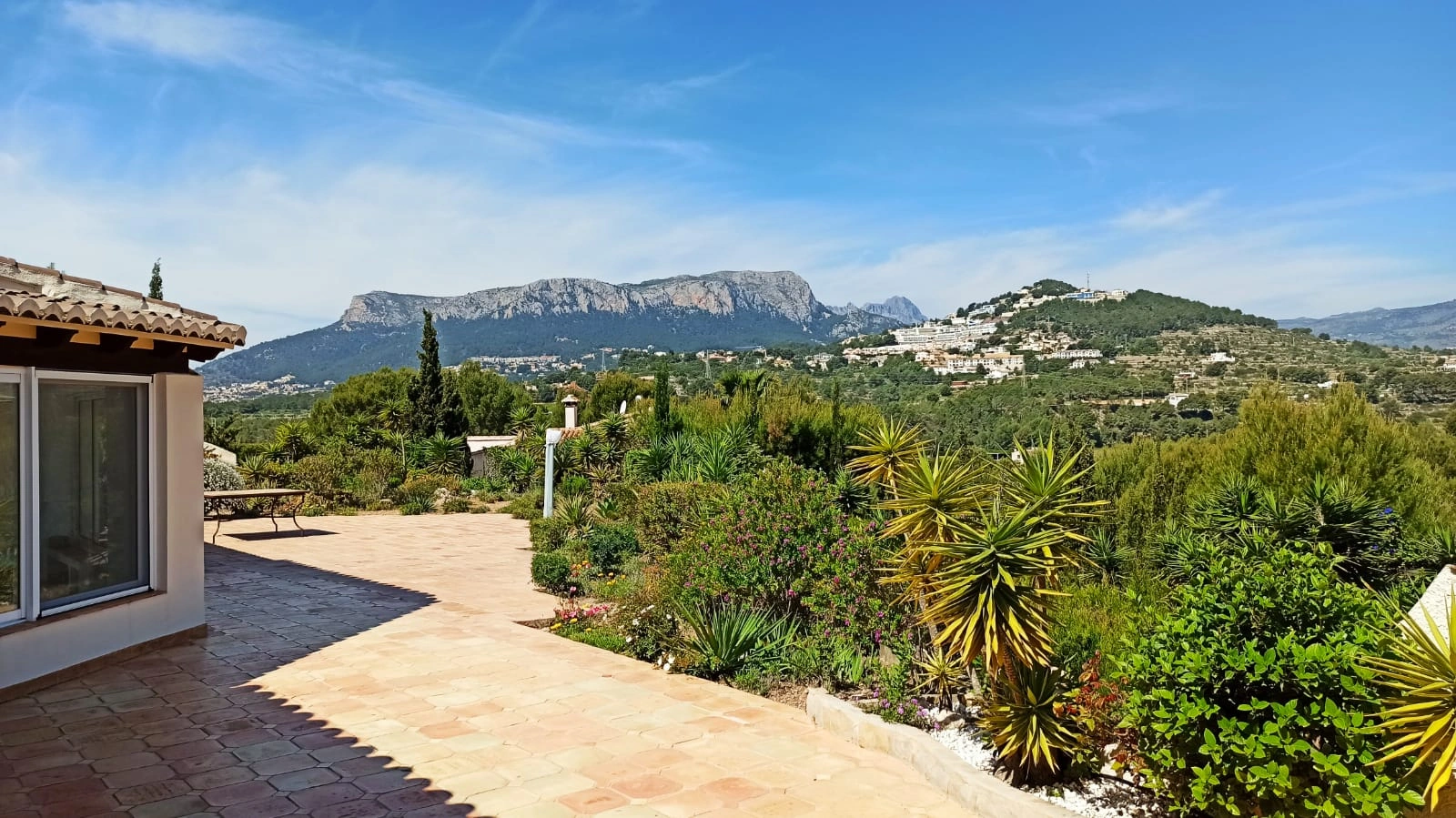 Cometa III Calpe - Villa with large plot and tennis court for sale.
