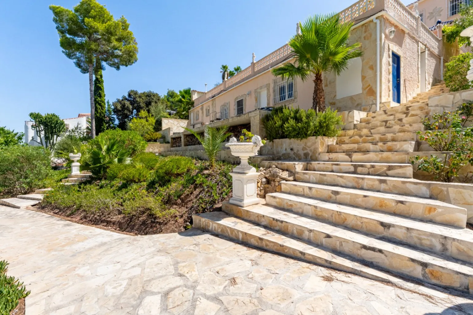 Luxury villa on a 5943 m2 plot with panoramic views.