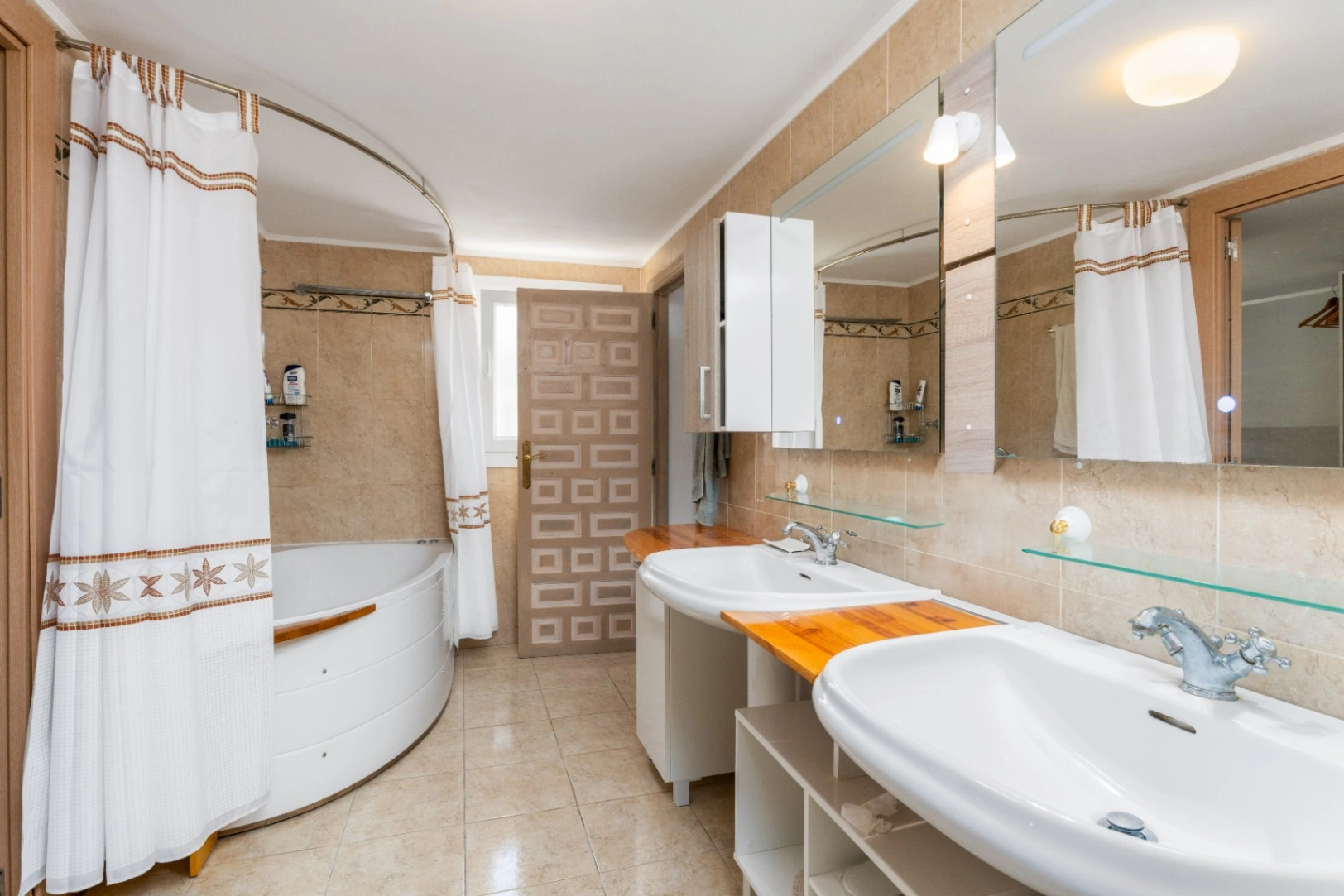 Luxury villa on a 5943 m2 plot with panoramic views.