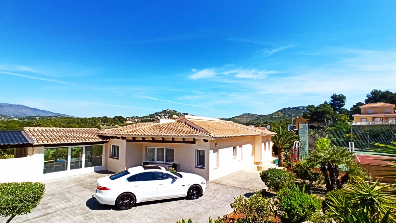 Cometa III Calpe - Villa with large plot and tennis court for sale.
