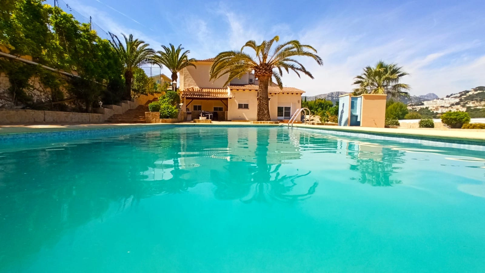 Cometa III Calpe - Villa with large plot and tennis court for sale.