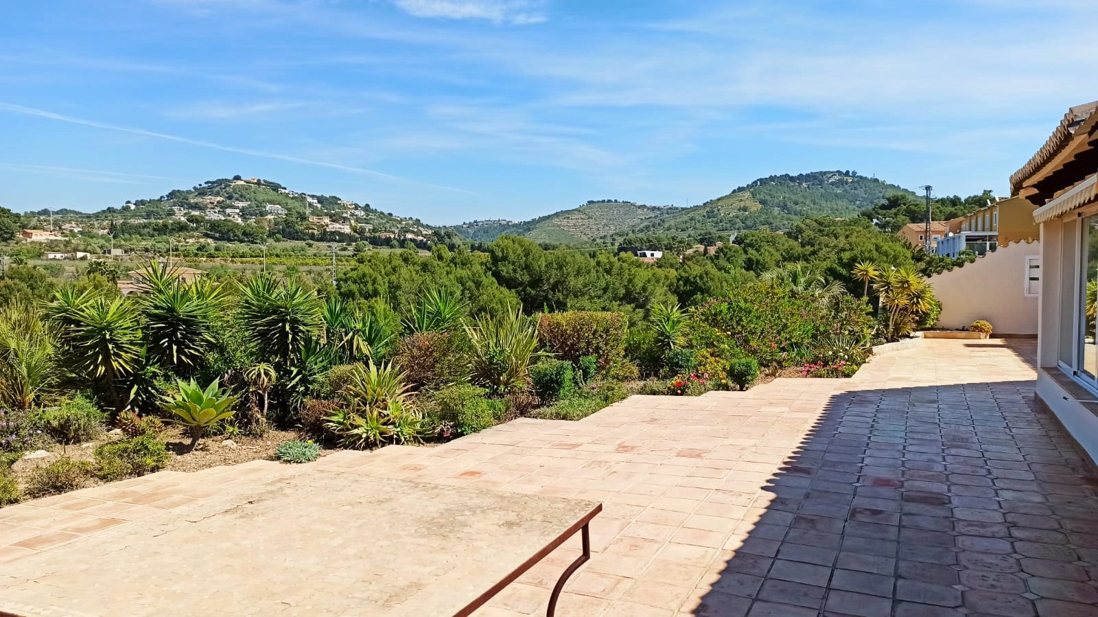 Cometa III Calpe - Villa with large plot and tennis court for sale.