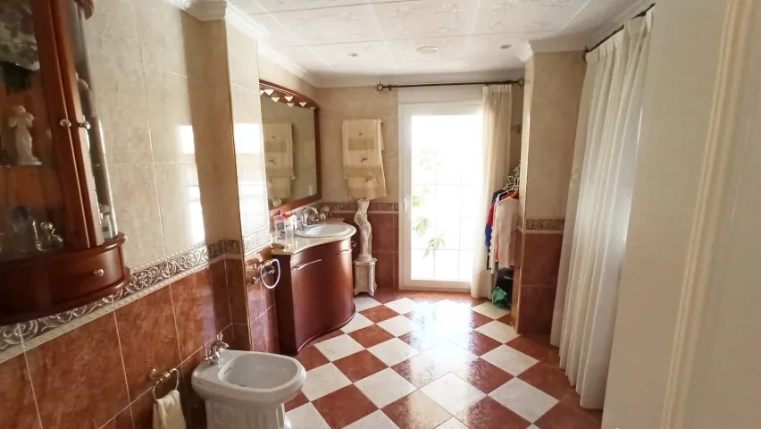 Frontline villa in Benidorm for sale - Villa Del Mar.