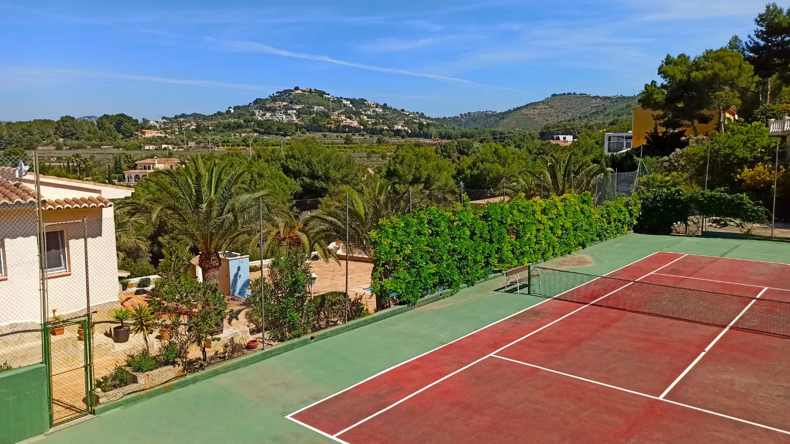Cometa III Calpe - Villa with large plot and tennis court for sale.