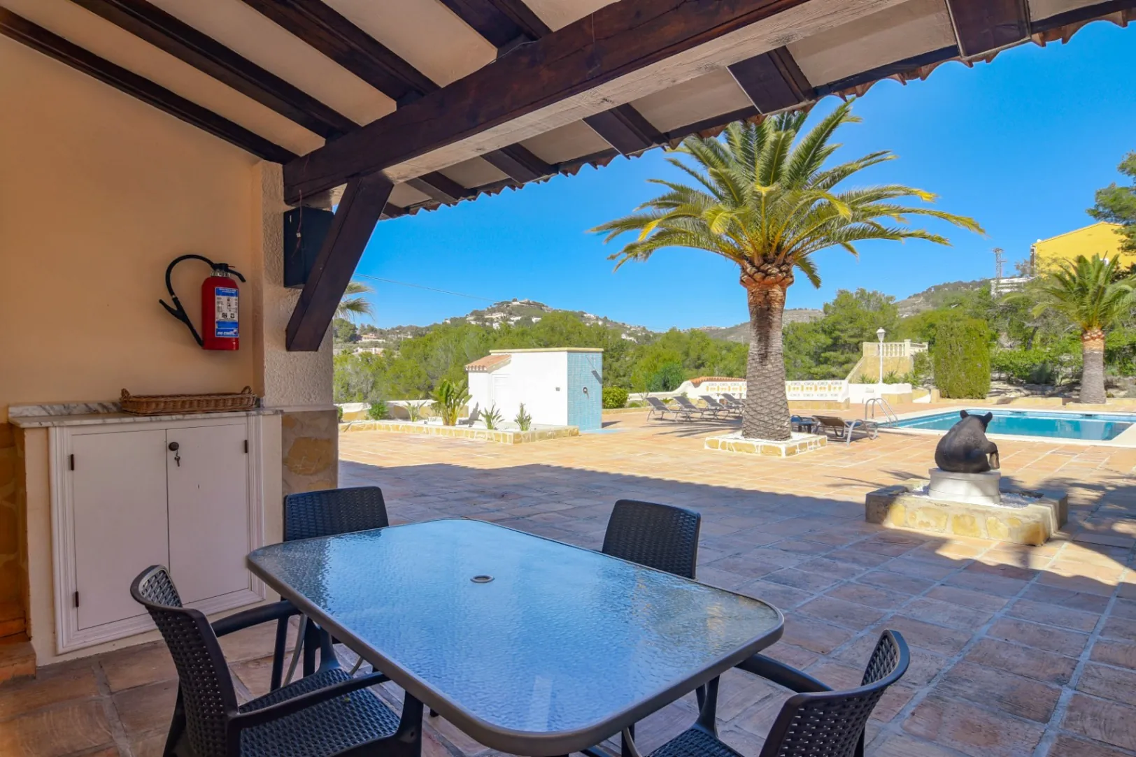 Cometa III Calpe - Villa with large plot and tennis court for sale.