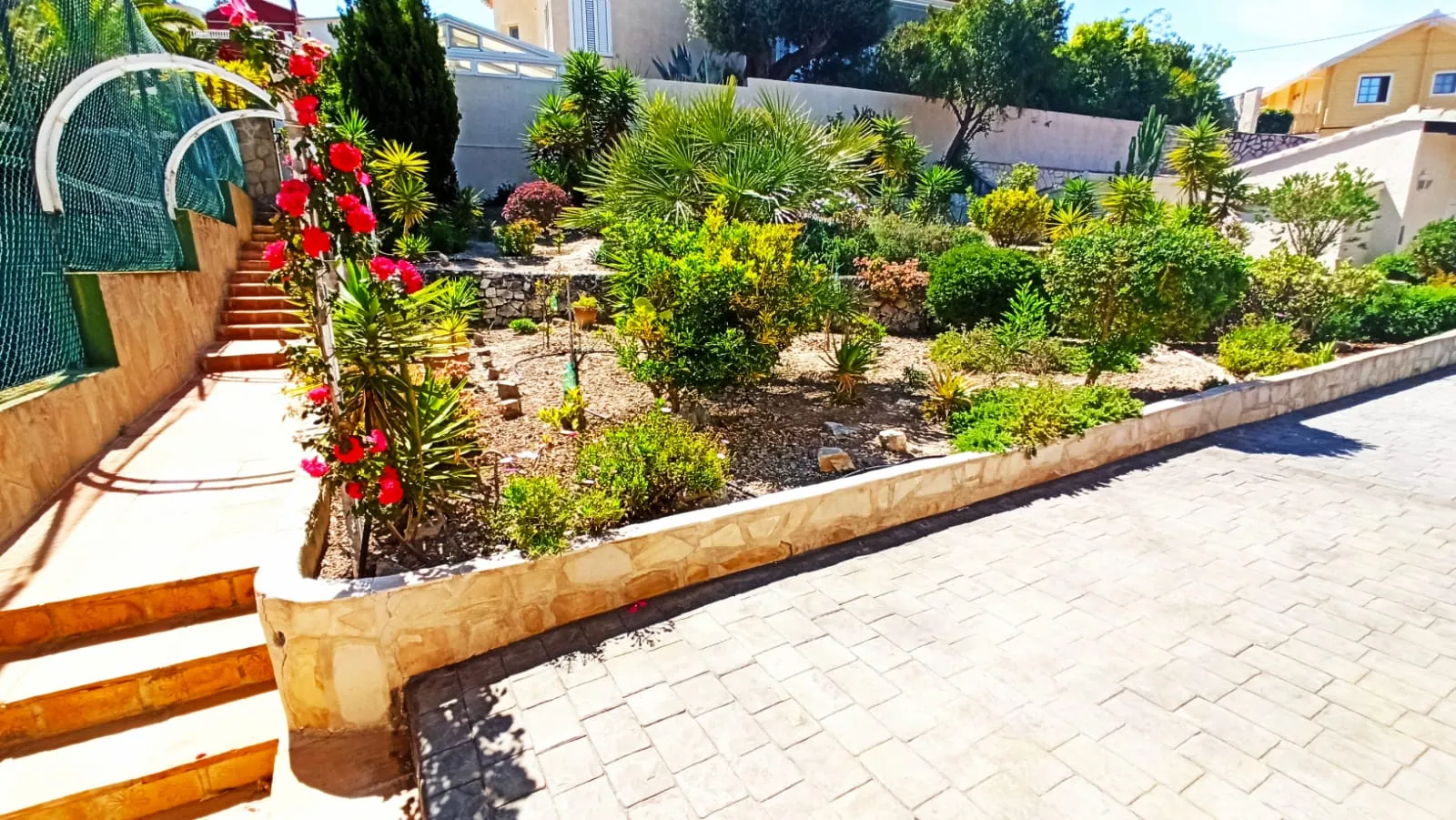 Cometa III Calpe - Villa with large plot and tennis court for sale.