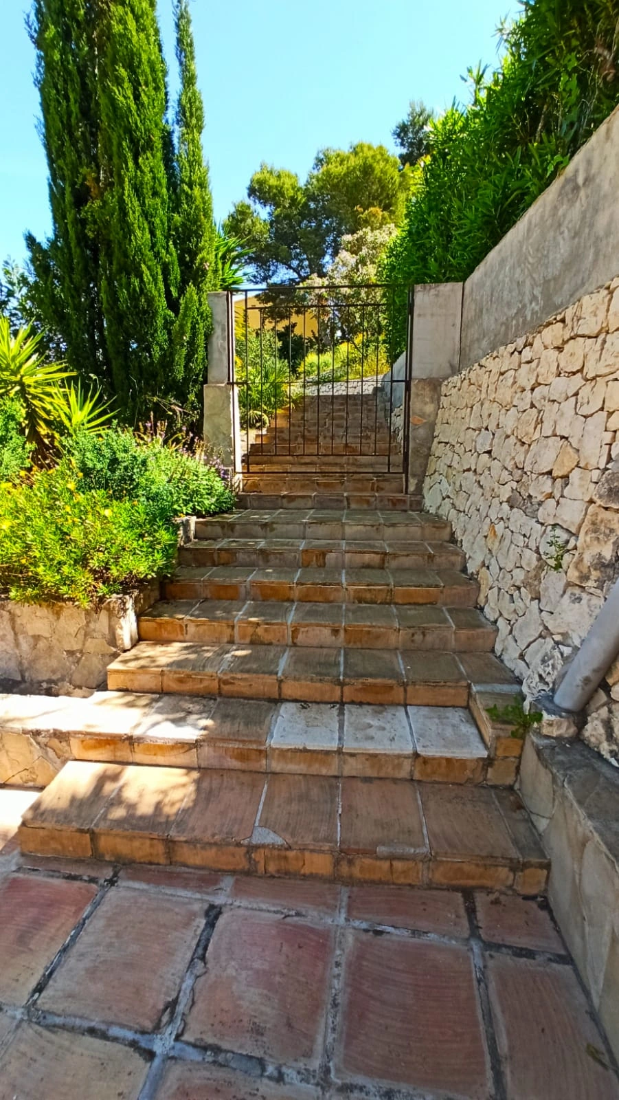 Cometa III Calpe - Villa with large plot and tennis court for sale.