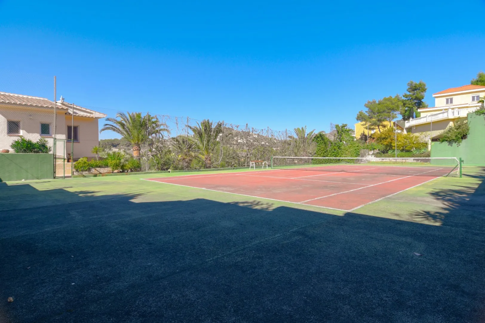 Cometa III Calpe - Villa with large plot and tennis court for sale.