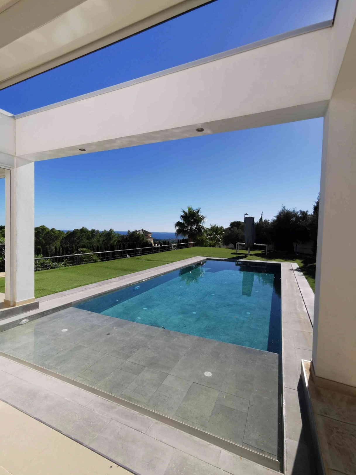 Modern villa in Altea la Vella with sea and mountain views.