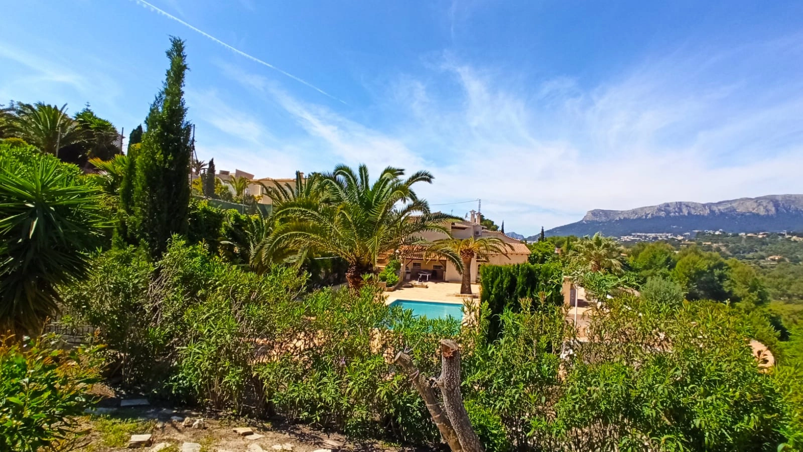 Cometa III Calpe - Villa with large plot and tennis court for sale.