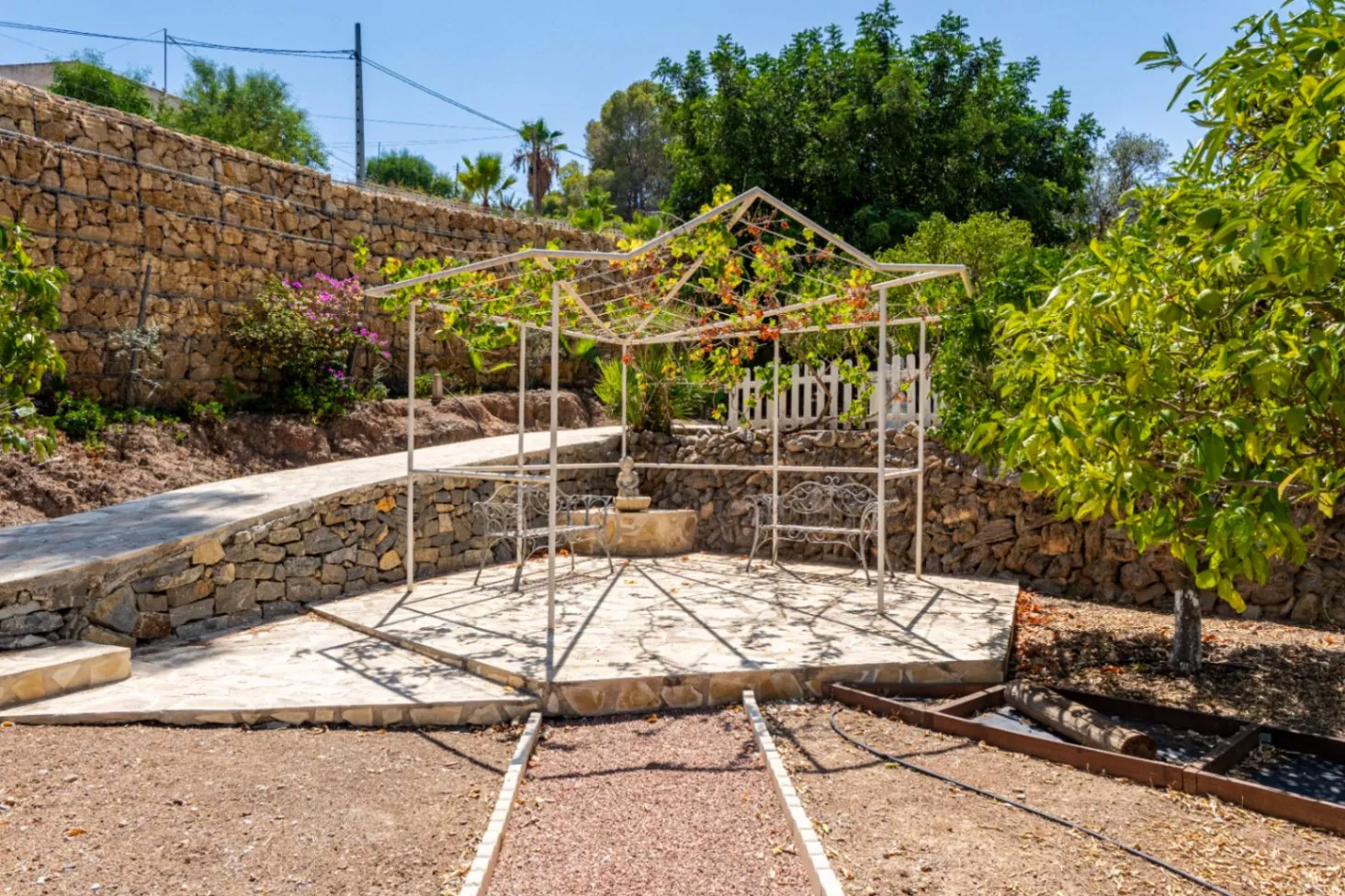 Luxury villa on a 5943 m2 plot with panoramic views.