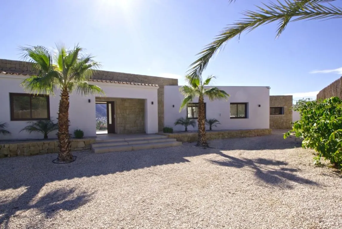 Modern finca with large plot in Altea, sea views!
