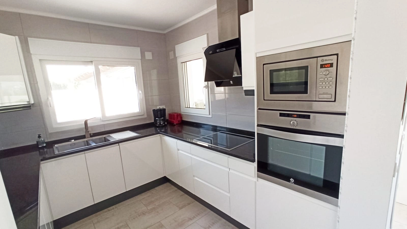 Cometa III Calpe - Villa with large plot and tennis court for sale.