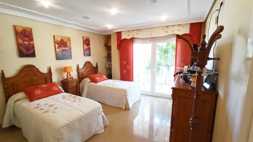 Frontline villa in Benidorm for sale - Villa Del Mar.
