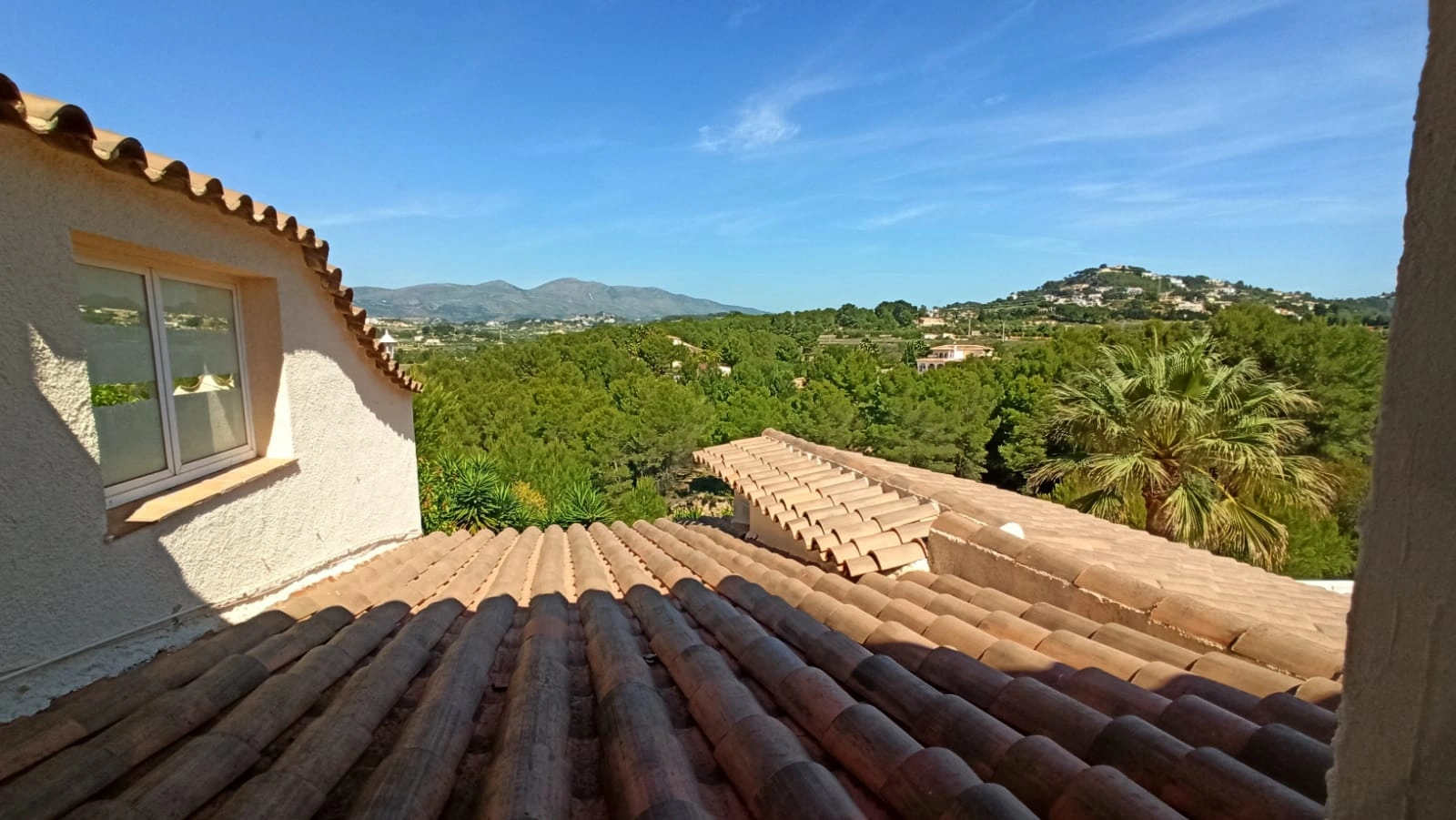 Cometa III Calpe - Villa with large plot and tennis court for sale.