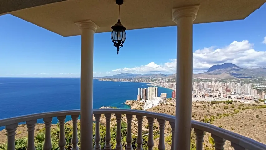 Frontline villa in Benidorm for sale - Villa Del Mar.