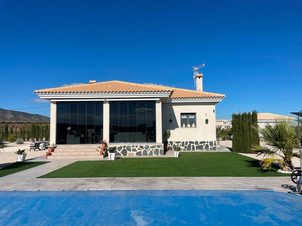 Villa for sale in Pinoso