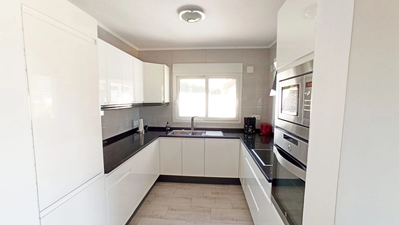 Cometa III Calpe - Villa with large plot and tennis court for sale.