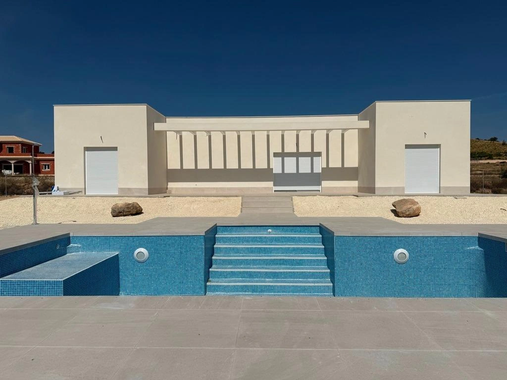 Villa for sale in Pinoso
